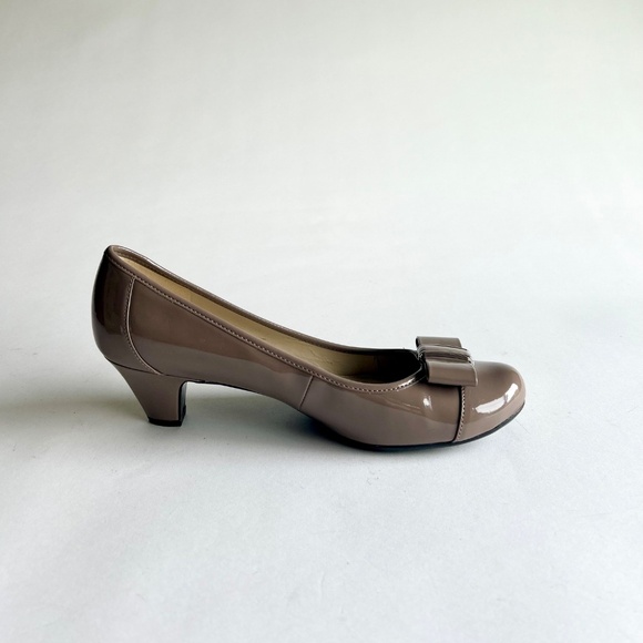 Naturalizer Grey Brown Patent Leather Bow Pumps size 8.5 - Picture 9 of 16